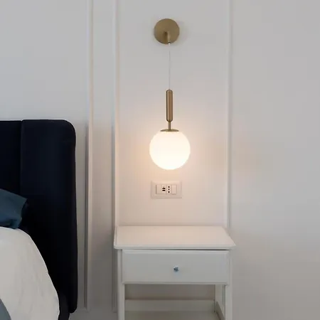 Chiaia 150 *